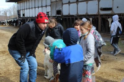students on the dairy farm