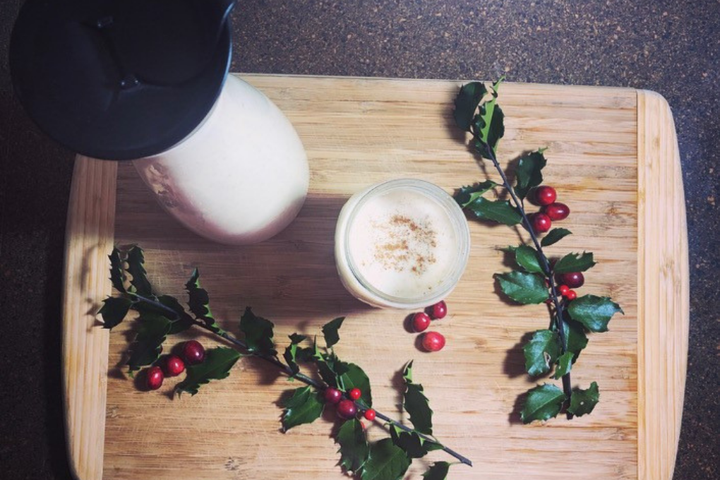 coquito with cinnamon and holly